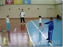 Занятия секции тенниса в спортзале ДЮСШ проводит Колосов Никита. Теннис в Долгопрудном. 2003 год.