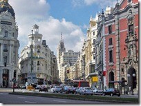 Центральные улицы Мадрида Alcalá переходит в Gran Via.