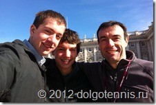 Миша Дорофеев, Никита Иванченко и Тимофей Кобец на площади перед Королевским дворцом в Мадриде