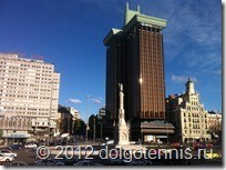 Башни-близнецы Torres de Colón на площади Колумба (Plaza de Colon).  Памятник Христофору Колумбу.