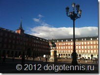 Знаменитая площадь Пласа-Майор (Plaza Mayor). В центре - памятник королю Филиппу III
