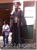 Очень высокий мужчина повстречался нам в Бесалу