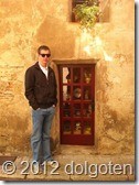 Подозрительно маленькая дверь в Таррагоне 