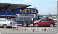 Машины столкнулись на стоянке METRO, пока хозяева посещали супермаркет.